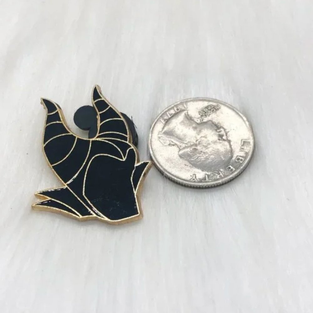 🔮 5/$25 Disney Character Hats Maleficent Horns Pin - Picture 2 of 3